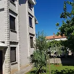 Hama Komunela Mit Garten Und Stellplatz By Interhome *